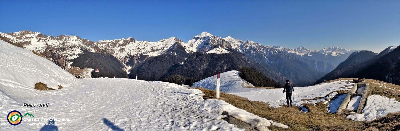 65 A questo punto usciamo dalla strada per salutare la rustica crocetta lignea ....jpg